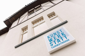Außenansicht der Kunstwerkstatt Turmstraße von unten nach oben fotografiert 