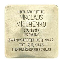 Stolperstein mit der Inschrift: Hier arbeitete Nikolaus Mischenko, JG. 1907, Ukraine, Zwangsarbeit seit 1942, Tot 7.3.1945 Tieffliegerbeschuss
