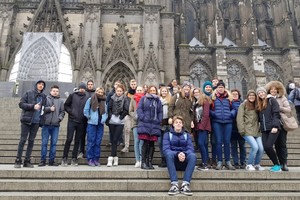 Kinder und Jugendliche in einer großen Gruppe auf den Treppen vor dem Kölner Dom