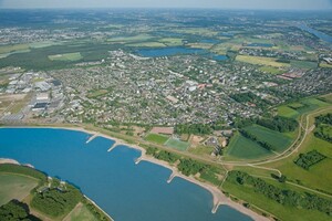 Ein Luftbild des Stadtgebiets von Monheim am Rhein. Der Rhein ist links im Bild.