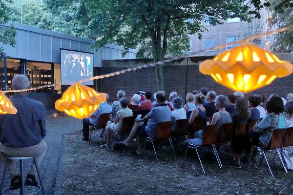 Wie hier 2018 werden in diesem Jahr bei Einbruch der Dunkelheit wieder Filme im Garten der Bibliothek gezeigt. Foto: Stadt Monheim am Rhein