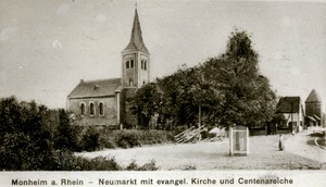 Altmodische Postkarte des Neumarkts, links ist die evangelische Kirche, in der Mitte eine große Eiche und rechts im Hintergrund der Schelmenturm