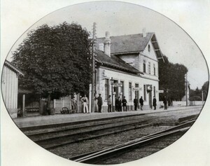 Ein schwarz-weiß Foto des Bahnhof Langenfeld