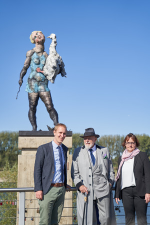 Der Künstler und sein Werk, eingerahmt von Bürgermeister Daniel Zimmermann (l.) und Katharina Braun, Leiterin der städtischen Kunstschule.
