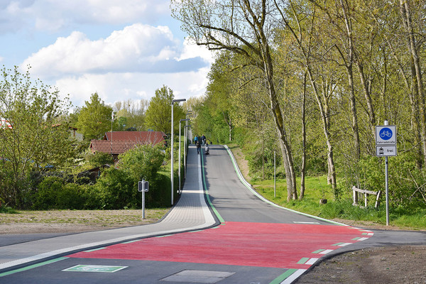 Kreuzungsbereiche sind rot markiert. Hier gilt für alle besondere Vorsicht – egal ob sie mit dem Fahrrad, dem Auto oder zu Fuß unterwegs sind. 