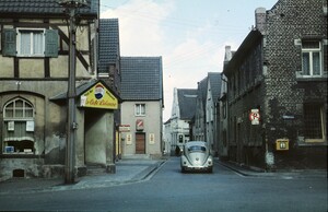 Ein altes Foto der Straßenecke Turmstraße/Freiheit. Links das Eis-Café Lubenow, rechts das alte Rathaus