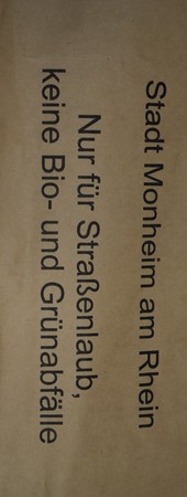 Die Laubsäcke mit dieser Aufschrift sind ab sofort bei der Information im Rathaus erhältlich. Foto: Norbert Jakobs