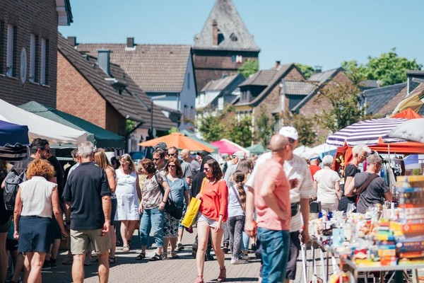 Der Gänselieselmarkt in der Monheimer Altstadt ist bei Trödlern jedes Jahr besonders beliebt. Foto: Tim Kögler