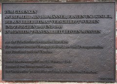 Eine Gedenktafel mit der Überschrift: Zum Gedenken an die mehr als 1400 Männer, Frauen und Kinder, die aus ihrer Heimat verschleppt wurden und zwischen 1940 und 1945 in Monheim Zwangsarbeit leisten mussten.