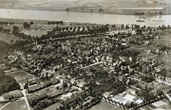 schwarz-weiß Luftbild von Monheim, verschiedene Gebäude sind mit Zahlen markiert