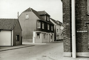 Schwarz-Weiß Bild: Hauptstraße, Ecke Verresberger Straßen, beide Straßenseiten sind gut bebaut