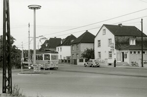Blick auf den alten Rathausplatz, in der Mitte eine kleine Verkehrsinsel, darauf eine hohe Lampe