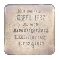 Stolperstein mit der Inschrift: Hier wohnte Joseph Herz, JG. 1865, Deportiert 1942, Theresienstadt, Tot 17.9.1942