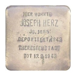 Stolperstein mit der Inschrift: Hier wohnte Joseph Herz, JG. 1865, Deportiert 1942, Theresienstadt, Tot 17.9.1942