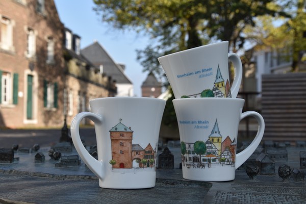 Das Design der nicht käuflich erhältlichen Tasse ändert sich jährlich. Die erste Sammeltasse zeigt sie die Altstadt von Monheim am Rhein. Foto: Birte Hauke