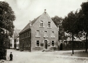 altes schwarz-weiß Foto des ersten Monheimer Rathauses