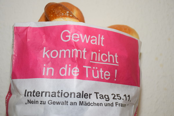 Klare Botschaft: Monheimer Bäckereien werden am 25. November solche Papiertüten verwenden. Foto: Thomas Spekowius