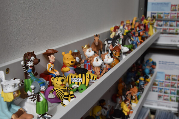 Tonie-Figuren sind besonders beliebt. Zum Start der Kita-Bibliothek stehen 160 verschiedene Hörfiguren zur Ausleihe bereit. Foto: Birte Hauke