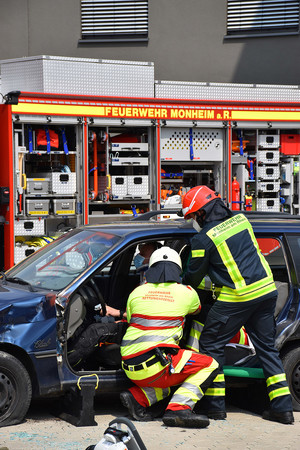 Feuerwehr und Rettungsdienst arbeiten bei Autounfällen Hand in Hand.