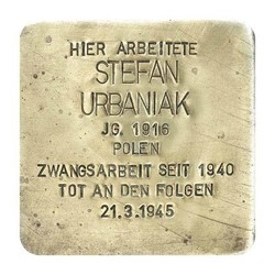 Stolperstein mit der Inschrift: Hier arbeitete Stefan Urbaniak, JG. 1916, Polen, Zwangsarbeit seit 1940, Tot an den Folgen, 21.3.1945