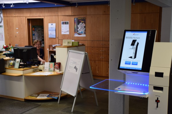Insgesamt drei Terminals stehen in der Bibliothek bereit. An der Infotheke ist nun noch mehr Zeit für Beratung. Foto: Birte Hauke