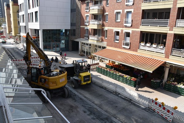 Die ersten Pflasterflächen an der Heinestraße sind nun fertig. Die Bauarbeiten gehen auf der linken Seite weiter. Foto: Birte Hauke