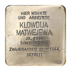 Stolperstein mit der Inschrift: Hier wohnte und arbeitete Klowdija Matwejewa, JG. 1899, Sowjetunion, Zwangsarbeit seit 1944, Befreit