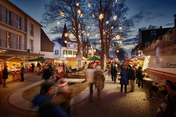 Der Besuch des Weihnachtsmarkts in der Altstadt ist eine liebgewonnene Tradition in der Monheimer Adventszeit. In diesem Jahr fällt der Budenzauber rund um den Alten Markt nicht aus. Foto: Thomas Lison