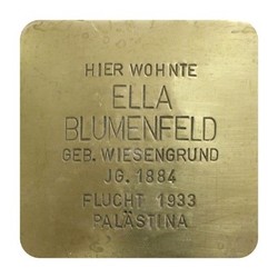 Stolperstein mit der Inschrift: Hier wohnte Ella Blumenfeld, Geb. Wiesengrund, JG. 1884, Flucht 1933, Palästina