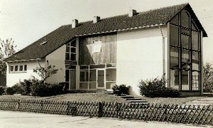 Schwarz-weiß Foto der alten Bücherei an der Krischerstraße