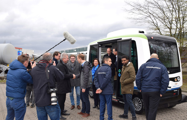 Beide Minister bedankten sich bei Monheims Bürgermeister Daniel Zimmermann für den städtischen Mut zur Innovation und die erste Fahrt in einem der Busse der Zukunft.