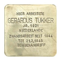 Stolperstein mit der Inschrift: Hier arbeitete Gerardus Tukker, JG. 1921, Niederlande, Zwangsarbeit seit 1944, Tot 21.2.1945 Bombenangriff