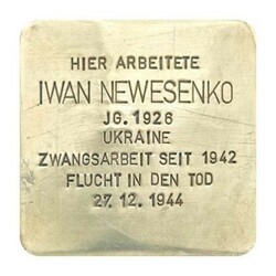 Stolperstein mit der Inschrift: Hier arbeitete Iwan Newesenko, JG. 1926, Ukraine, Zwangsarbeit seit 1942, Flucht in den Tod 27.12.1944