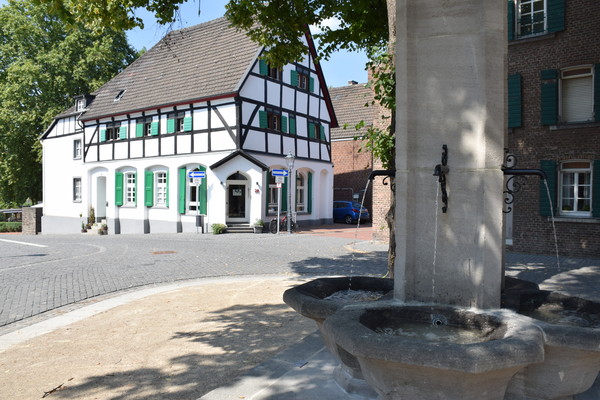 Vor dem alten Marktbrunnen baut das Sojus 7 eine kleine Bühne auf. Foto: Birte Hauke
