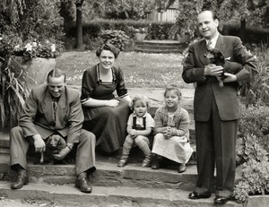 Altes schwarz-weiß Foto von Hugo Goebel und seiner Familie im Garten hinter dem Rathaus