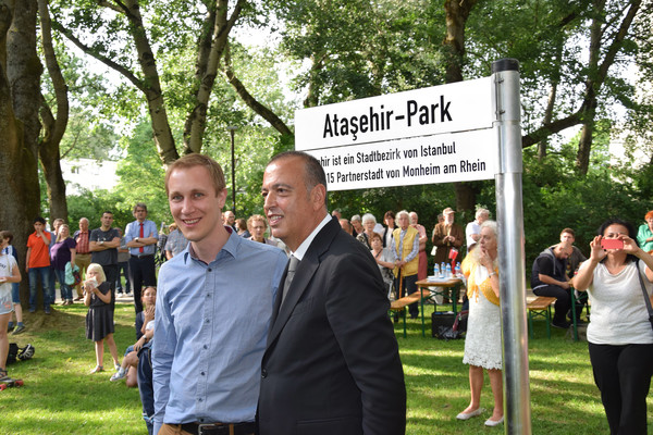Die beiden Bürgermeister Daniel Zimmermann und Battal Ilgezdi weihten gemeinsam den Atasehir-Park ein.