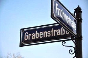 Ein Straßenschild, nach links führt die Grabenstraße, in Richtung des Bildbetrachters die Frohnstraße