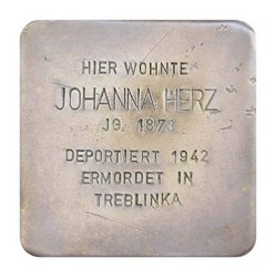 Stolperstein mit der Inschrift: Hier wohnte Johanna Herz, JG. 1873, Deportiert 1942, Ermordet in Treblinka