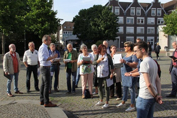 Im Rahmen der Bürgerwerkstatt diskutierten engagierte Bürger, Einzelhändler und Gastronomen im Juni auch einige Ideen vor Ort – wie hier am Eierplatz. Auf Basis ihrer Vorschläge wurden nun drei Planvarianten entwickelt. Foto: MWM