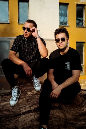 Das EDM-Duo Vize legt am Freitag Hits wie „Glad You Came“, „Stars“ und „Close Your Eyes“ auf. Foto: Vize