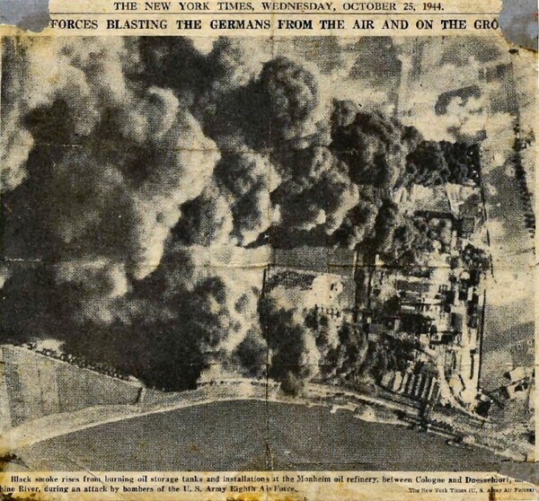 Ein Ausschnitt aus der New York Times vom 25. Oktober 1944: ein großes Luftbild der brennenden Öllagertanks