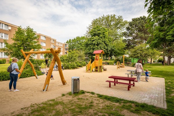 Auf der Spielfläche für Kinder unter drei Jahren und bis circa 8 Jahren gibt es unter anderem eine Schaukel und ein Spielhaus mit kleiner Rutsche und überdachtem Aussichtspunkt. Die Picknickgarnituren sind für Erwachsene und Kinder. Foto: Tim Kögler