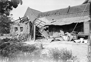altes schwarz-weiß Foto: ein Nebengebäude eines Bauernhofs, ein Großteil des Gebäudes ist zerstört und eingestürzt