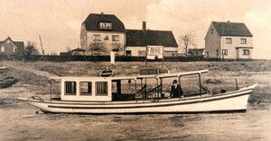 Ein altes schwarz-weiß Foto eines Motorboots auf dem Rhein