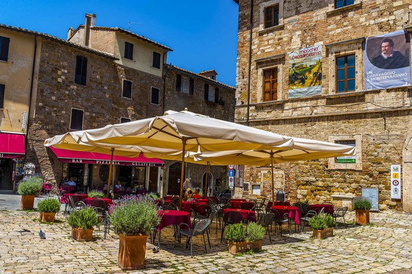 Die Toskana ist eine der beliebtesten Urlaubsregionen Italiens, hier ein Platz in Montepulciano. Foto: Ralf Zöllner