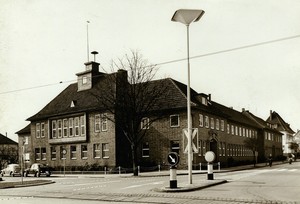 Altes schwarz-weiß Foto des heutigen Rathauses aus Perspektive der Krischerstraße Richtung Alte Schulstraße