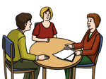 Leichte Sprache Bild: Drei Menschen sitzen an einem Beratungstisch, rechts eine Beraterin, die spricht und gestikuliert