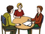 Leichte Sprache Bild: Drei Menschen sitzen an einem Beratungstisch, rechts eine Beraterin, die spricht und gestikuliert