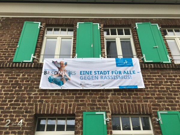 Städtische Institutionen zeigen Flagge wie hier das Ulla-Hahn-Haus. Foto: Stadt Monheim am Rhein