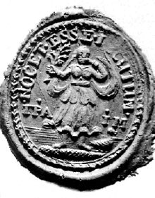 Ein Siegel, es zeigt die Figur einer Frau mit einer Gans, darüber die lateinischen Worte "Nocet esse locutum"
